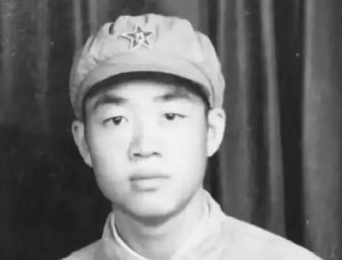 炮弹出膛那一声闷响还没落定，张典文自个儿先傻了。他15岁，湖南临湘农村出来的娃，