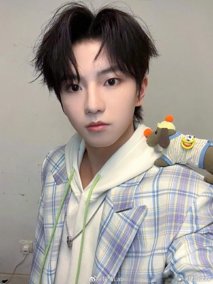  穆祉丞出道后的首条微博，让人感受到了他的真诚。期待他在未来的日子里，继续绽放光