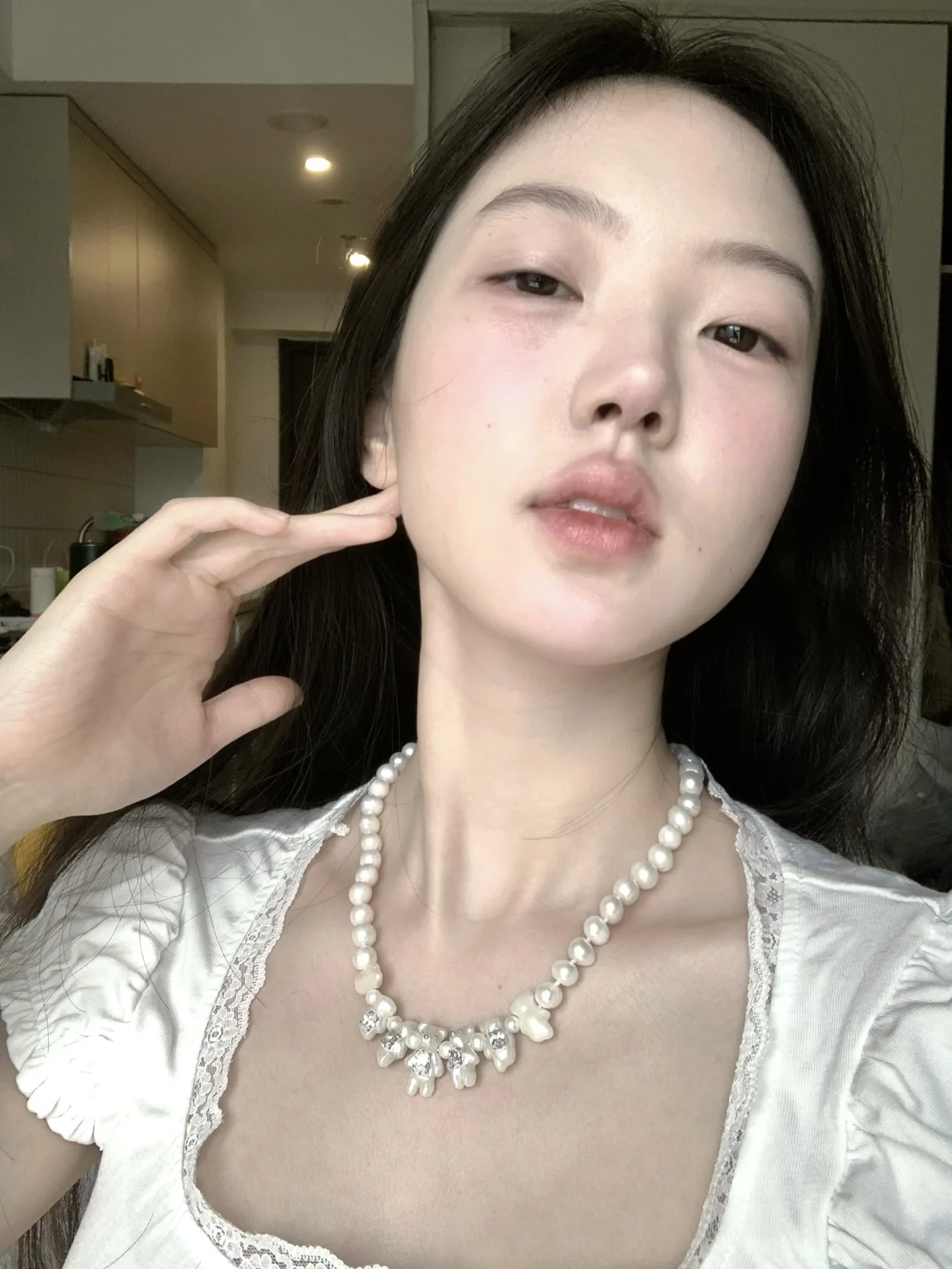 戴小熊珍珠的少女