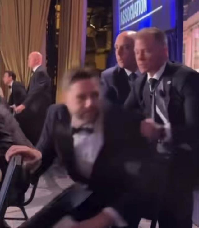 万斯直接被闯进来的特工像抓小鸡似的从座位上拉起来就跑， 特朗普 被特勤局特工围了