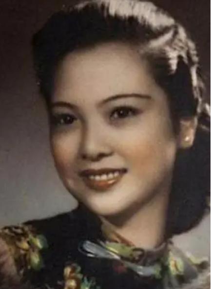 [浮云]1978年，一伙人突然闯入一户农家，将张春莲带走，正当张春莲的丈夫一头雾