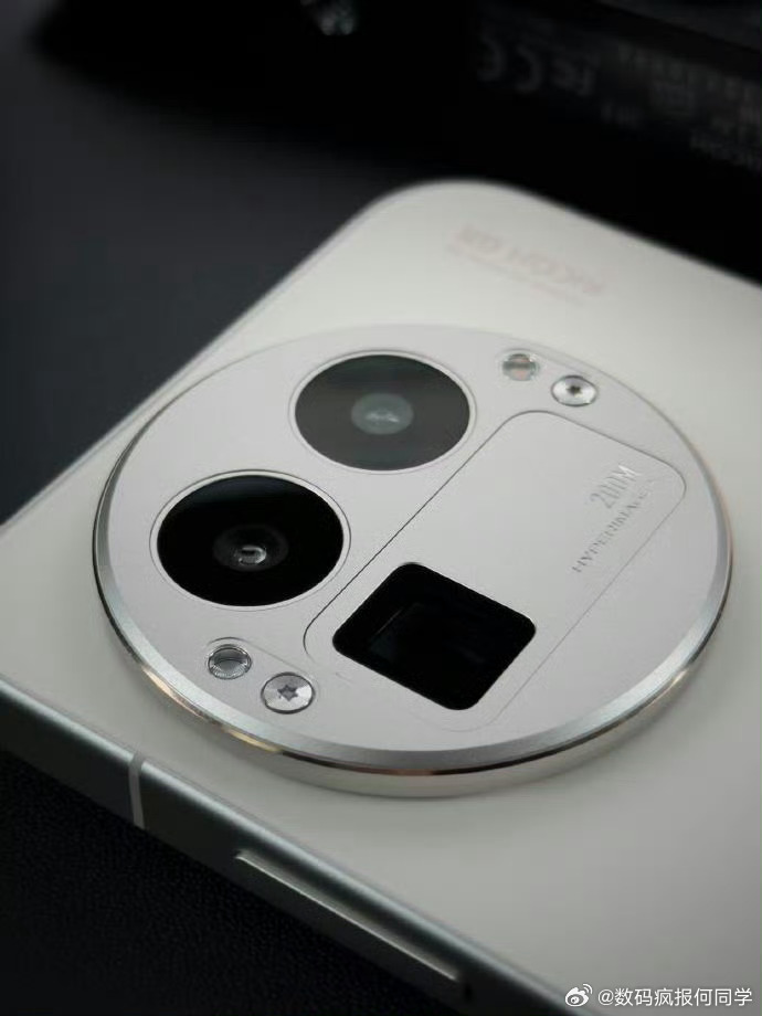 ✨真我GT8pro的上手感受1️⃣GT8pro的流线型大R角设计，温润贴合手掌、