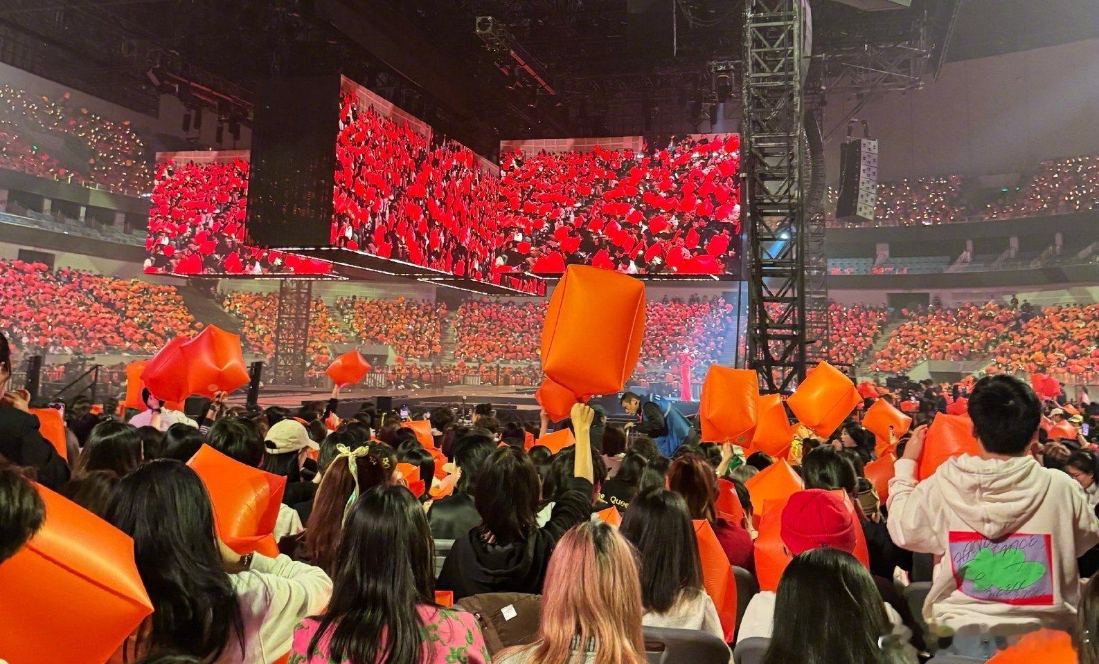 西安歌迷的快乐我慕了！李宇春演唱会万盏孔明灯点亮，暖黄星光+首唱舞台，震撼又温柔