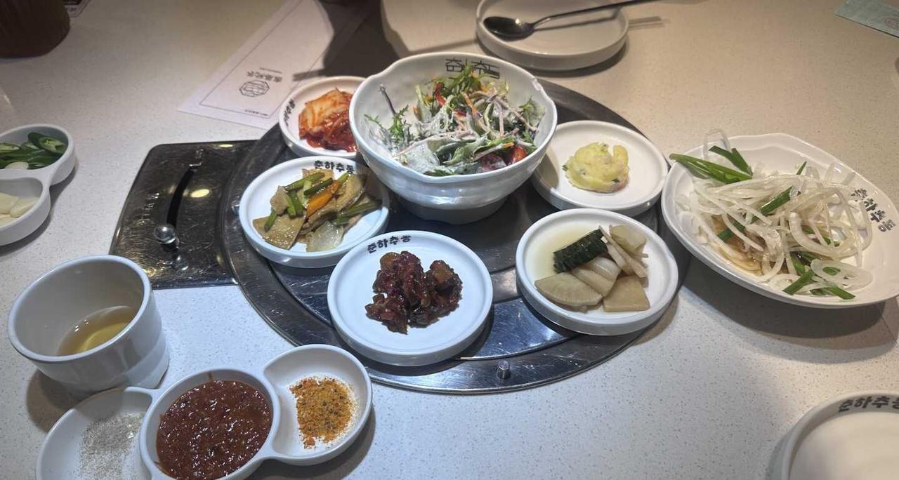 广州春夏秋冬韩国料理——
五花肉还是我烤的好吃 代烤不够火候
芝士玫瑰味的中规中