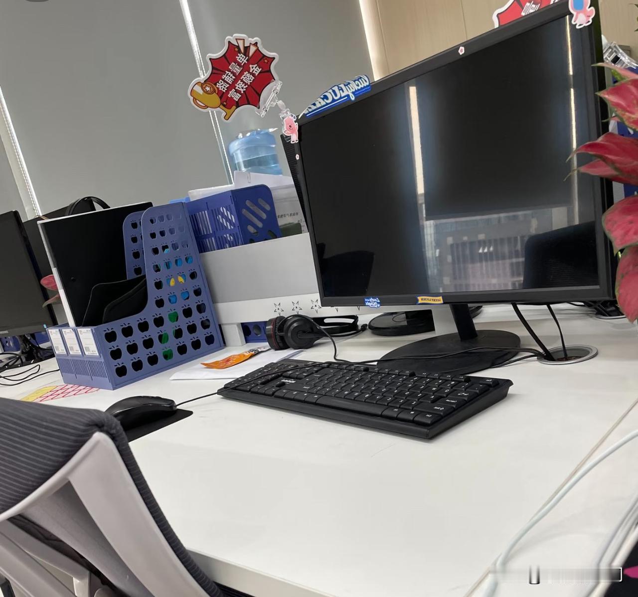 上个月我们部门一位小伙子离职，特意买了咖啡点心，手写感谢卡。平时谁电脑有问题他都