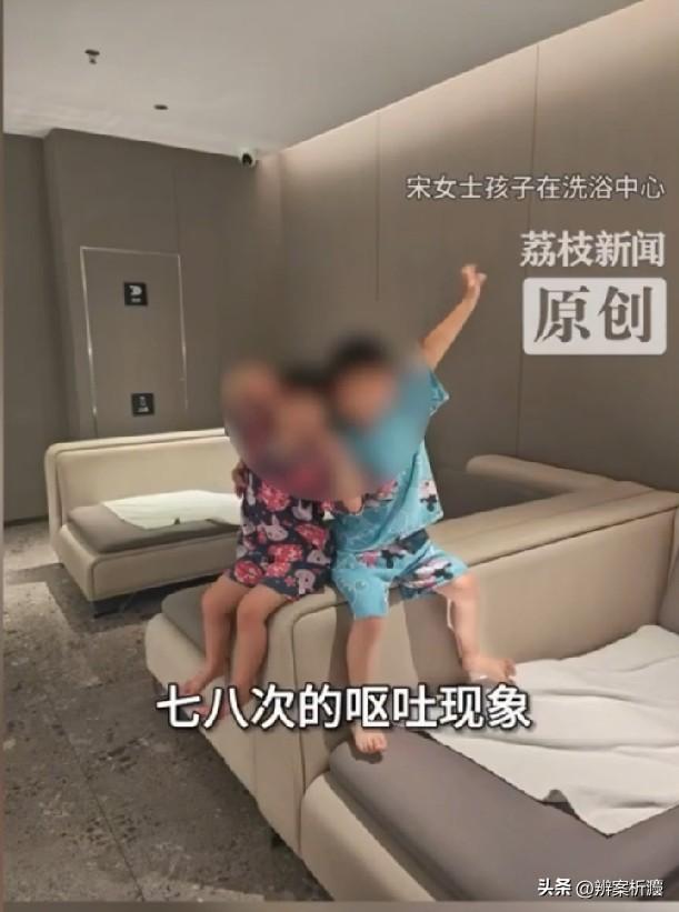 撒泼踢到钢板了！辽宁沈阳，女子带3岁的孩子去洗浴店，孩子不小心踩到地上水渍，摔伤