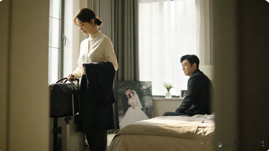 一位婚恋专家说：
“离婚率噌噌往上涨，根儿上就一个死结。女人是领了证才学会看人，