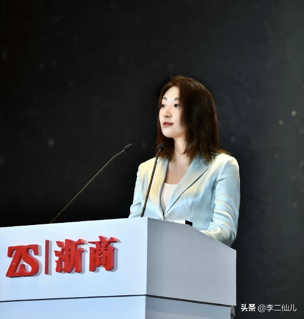 宗馥莉，危险 
话说这富二代接班是真难啊。前脚刚把心腹严学峰查了，转头就传宗馥莉