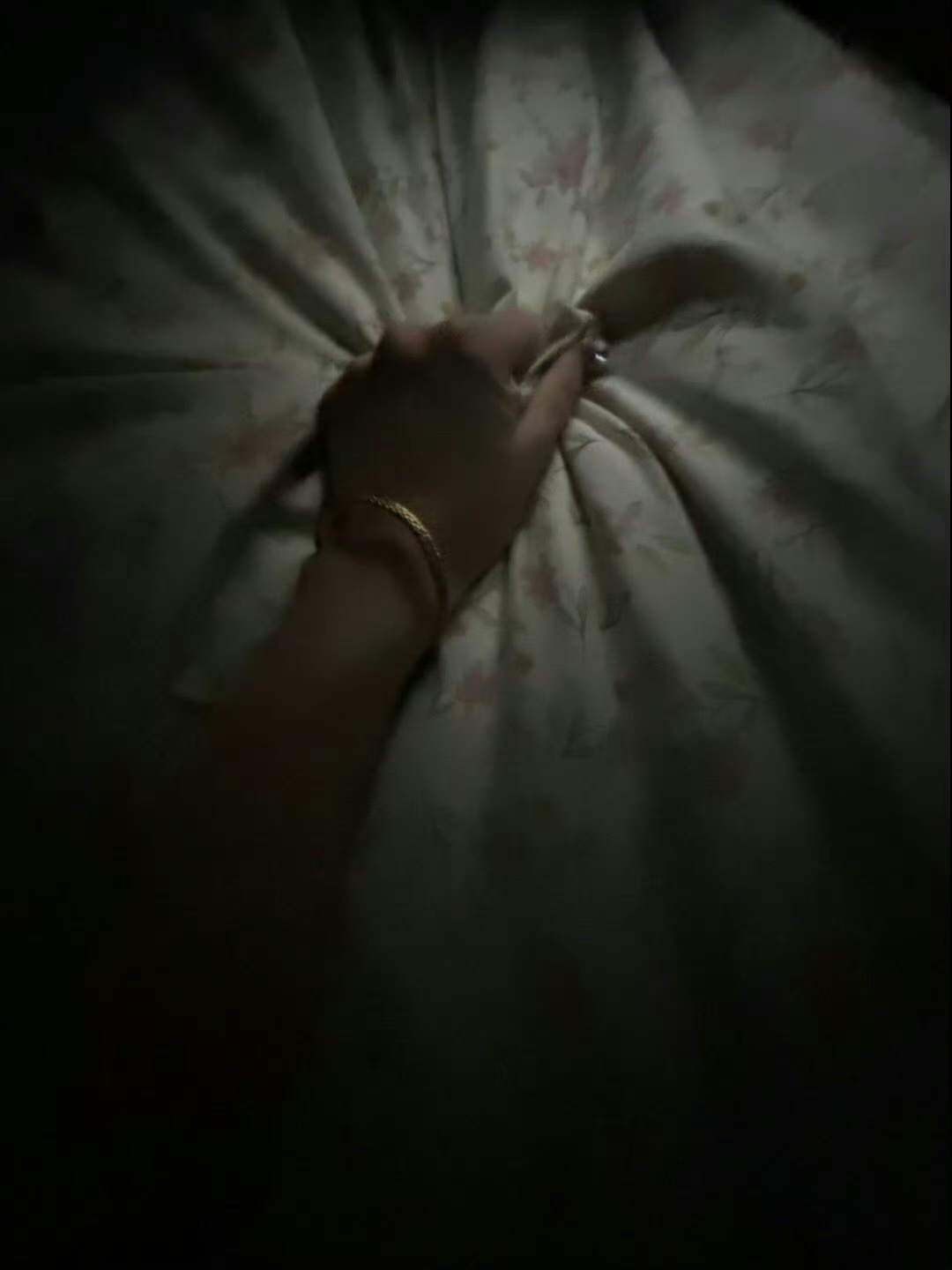 阴暗潮湿的环境往往是孕育生命的摇篮    