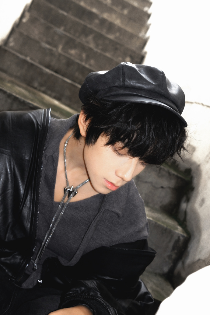 王橹杰贝雷帽比心照贝雷帽是氛围感神器，王橹杰是帅的本体！这张比心照里，眼神亮、笑