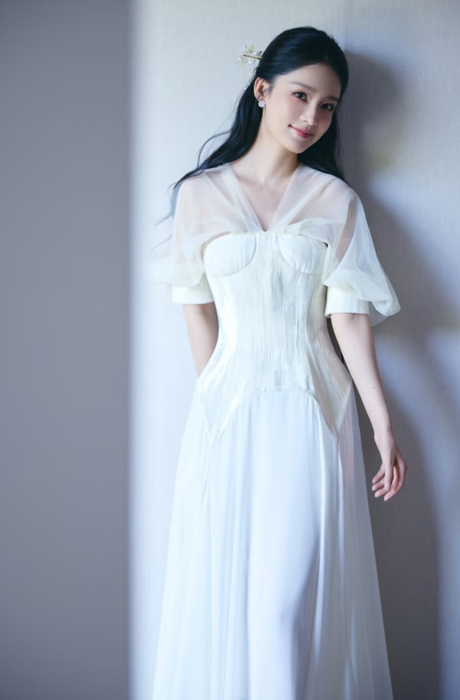 李沁一袭白裙穿搭，加上迷人的微笑，太美了吧～ ​​​