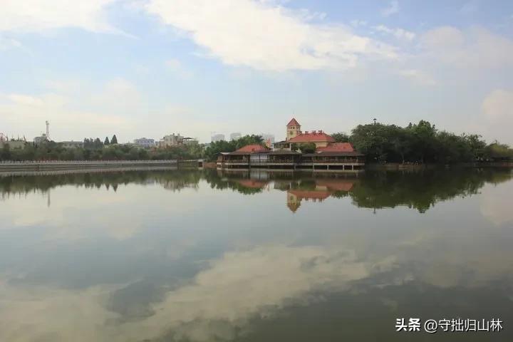 七律·蒙自
滇南灵境梦魂牵，
毓秀蒙城岁月绵。
碧水南湖呈画韵，
红楼联大续薪传