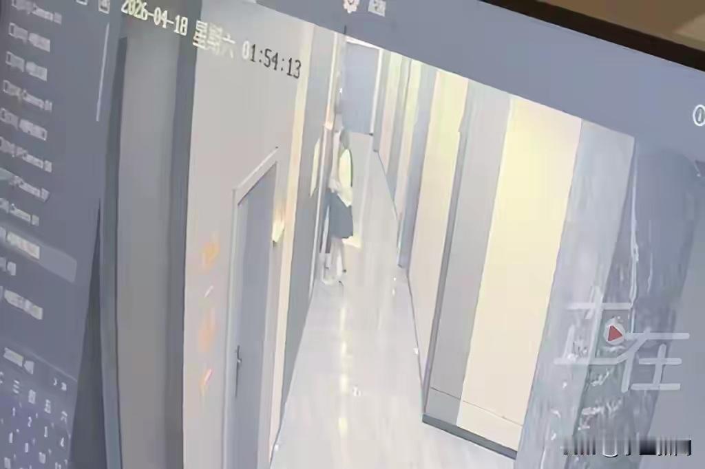 太离谱！德阳李女士住酒店凌晨洗完澡和朋友聊天，陌生男子竟被前台刷卡带进房，还径直