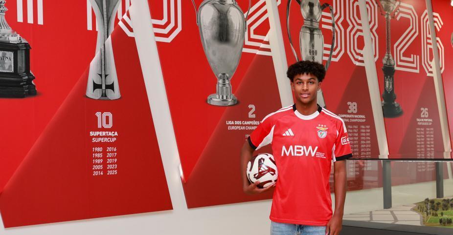 16岁，签下职业合同。
但在他身后，一个15岁的孩子，已经被标价3000万欧元。