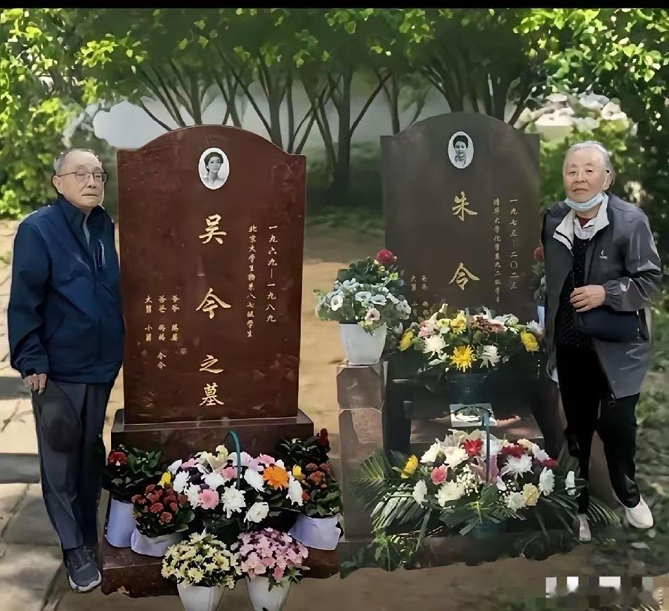 朱令父母清明节给2个女儿扫墓，优秀的姊妹俩，让人心痛！！姐姐北大爬山不幸失足，妹