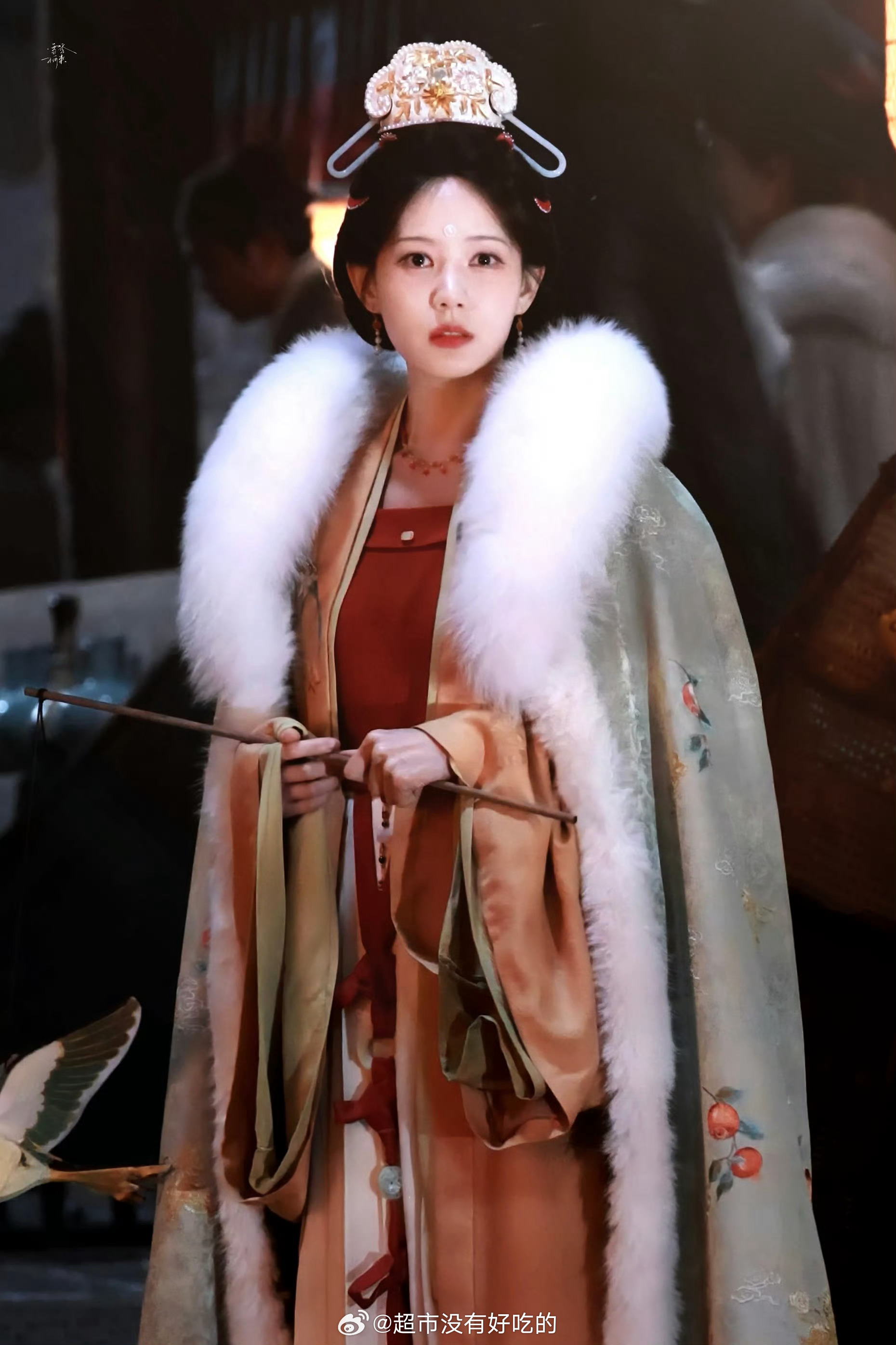 李一桐《金枝》昨晚夜戏路透饭拍一桐眼神戏真好，完全跟着雀儿代入到剧情中了很放心踏