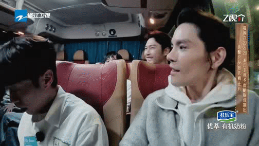 #纪凌尘向佐起争执##向佐支棱耳朵靠近纪凌尘# 《无限超越班2》向佐“动耳神功”