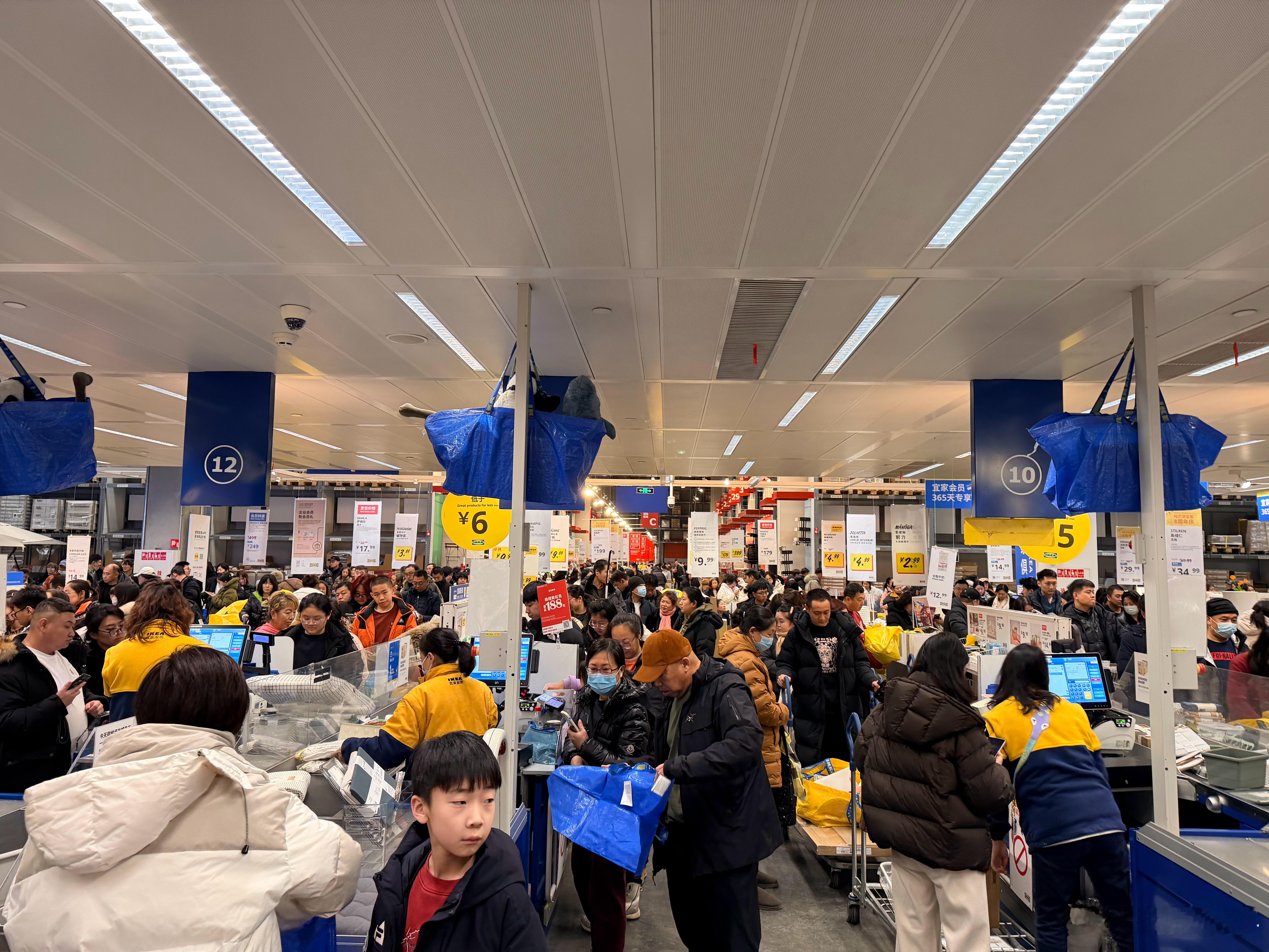 宜家为什么卖不动了也别说卖不动了，我们这宜家不是要闭店吗，小宇去了一趟，那真是比