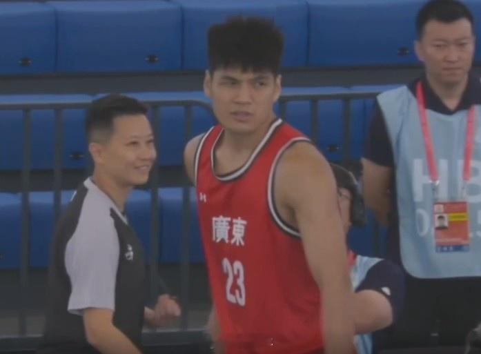 早些时候结束的一场全运会三人男篮小组赛，广东三人全运男篮20比17击败江苏三人全
