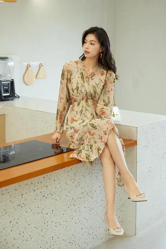 遇到这么猛的女同事，你将如何应对？
今天见女同事小董穿了一件漂亮裙子，忍不住赞道