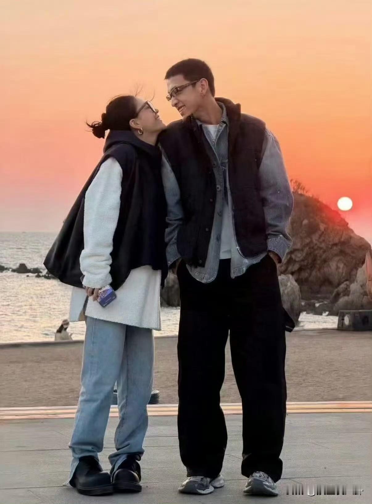 女人真的不要怕离婚
不信你看李嘉格
她和车澈离婚后直接谈了个年轻帅哥，有腹肌的那