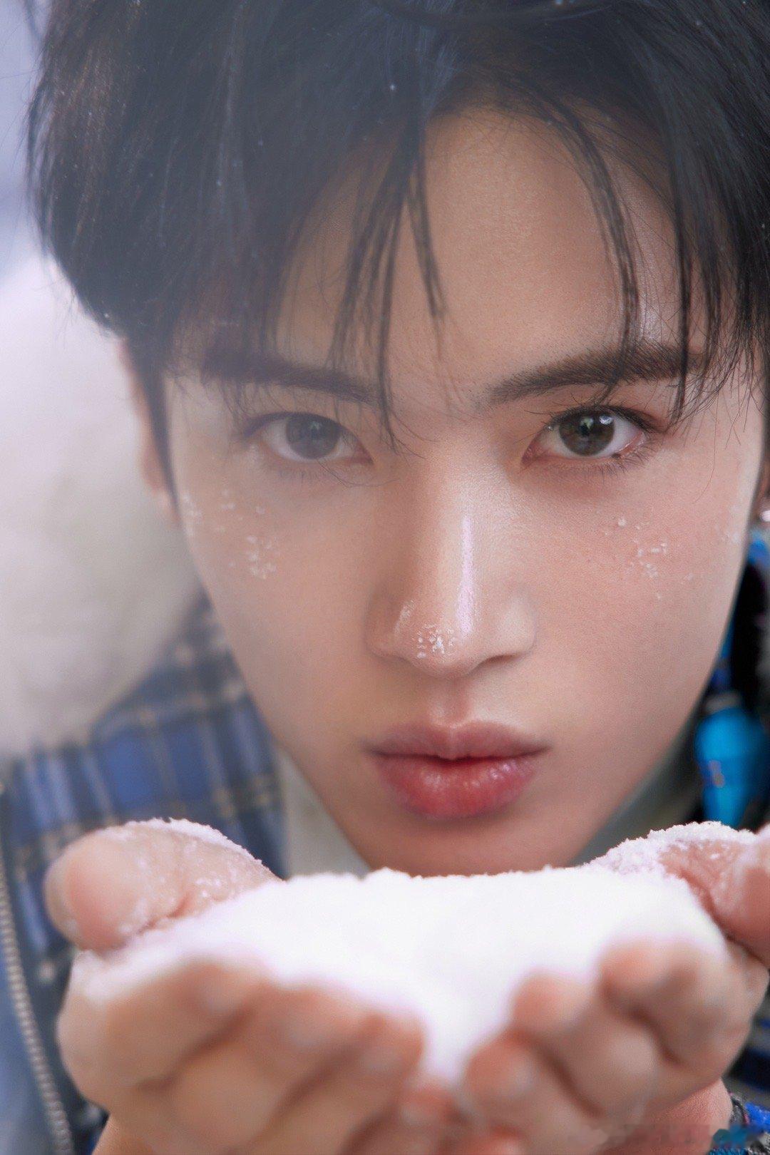 闫桉冬日初雪妆  闫桉这冬日初雪妆也太惊艳了！感觉他就像是冬日里的精灵一样，纯净