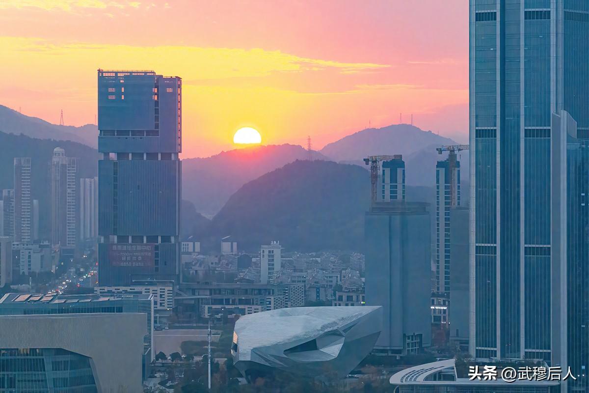 暮色倾城
        一轮红日依偎着远山缓缓沉落，漫天霞光洒满城市楼宇。在这