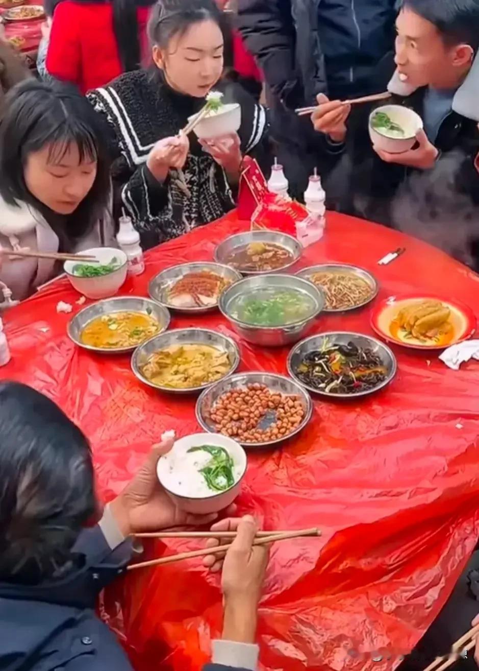 这就是网友拍回来的贵州吃席的九大碗，真的惊到我了，难怪听贵州人自己吐槽，一位网友