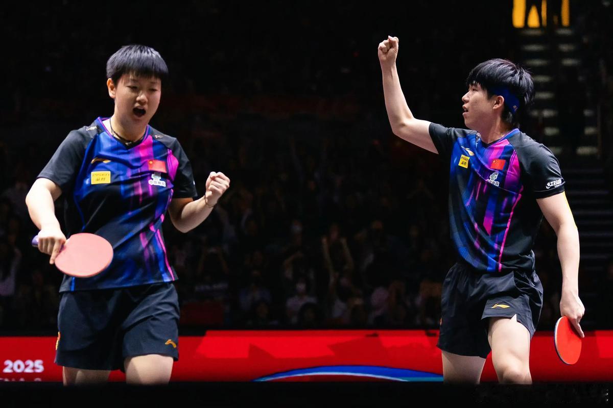 2025年WTT香港总决赛混双赛场，王楚钦与孙颖莎这对默契搭档火力全开！面对中国