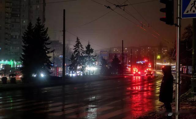 乌克兰被干回石器时代，泽连斯基号召全世界拿出行动。死鸡还真把自己当回事了，你以为