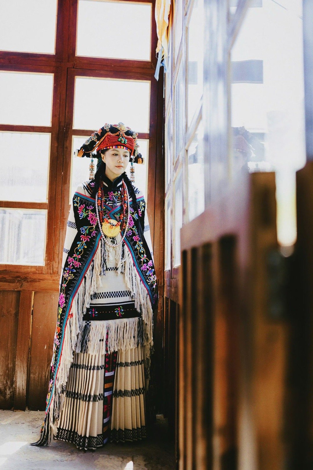 谭维维藏族女王服造型 谭维维这一身藏族女王服直接把“气场”二字焊在身上！繁复的刺