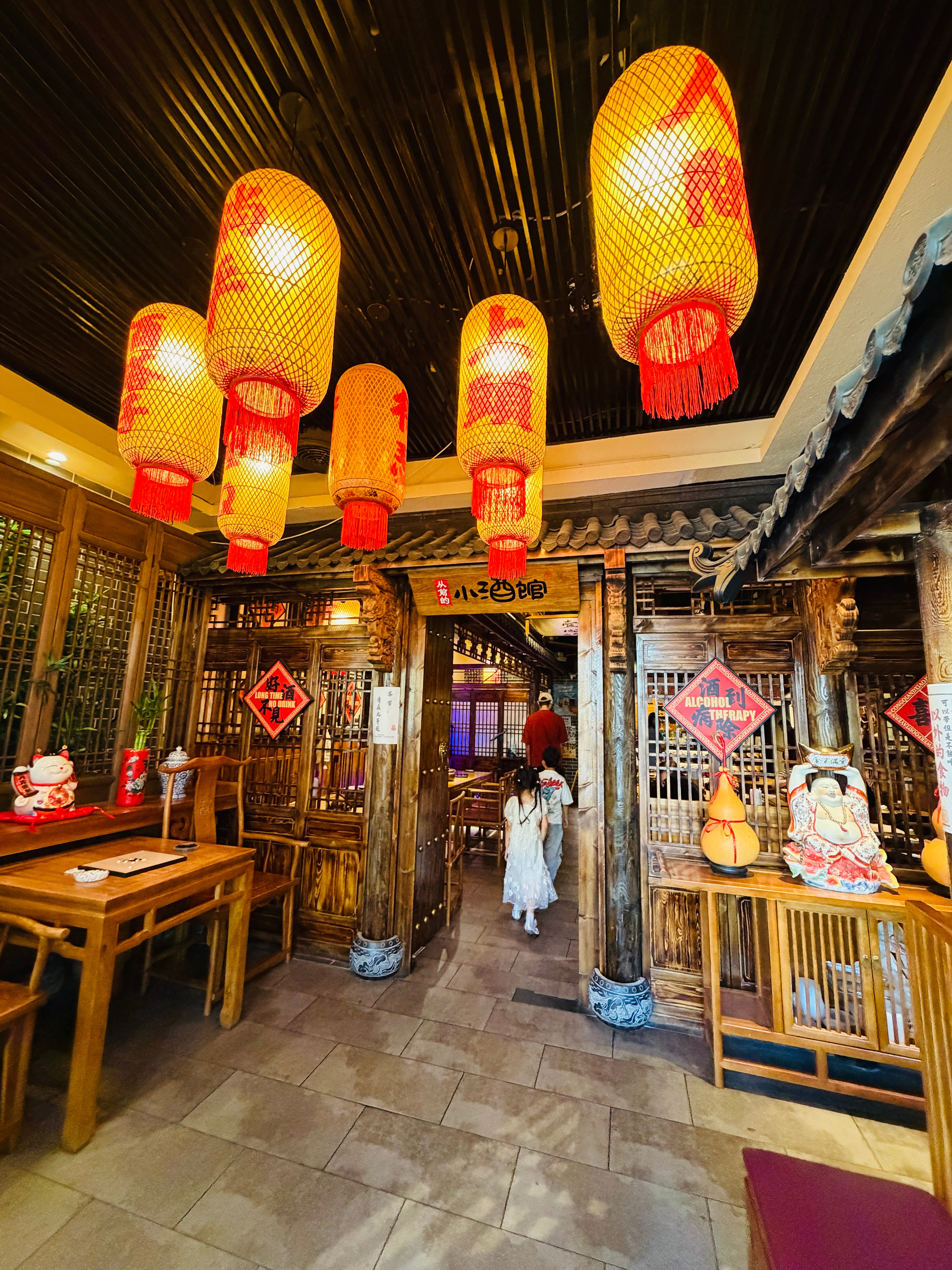 闺女昨晚请爸妈去吃“从前的小酒馆”，夏日炎炎，也阻挡不了想吃烤串儿的中国胃～😋