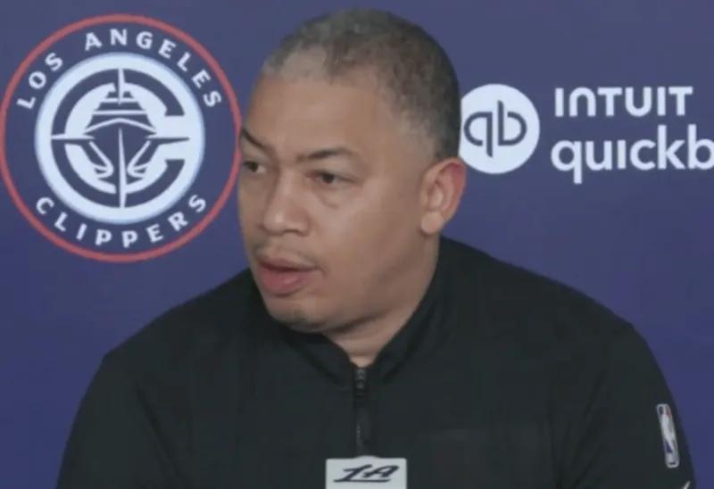 你不得不感慨，泰伦卢的事业运势真的好啊！
6胜21负的开局，没有被裁掉，如今，又