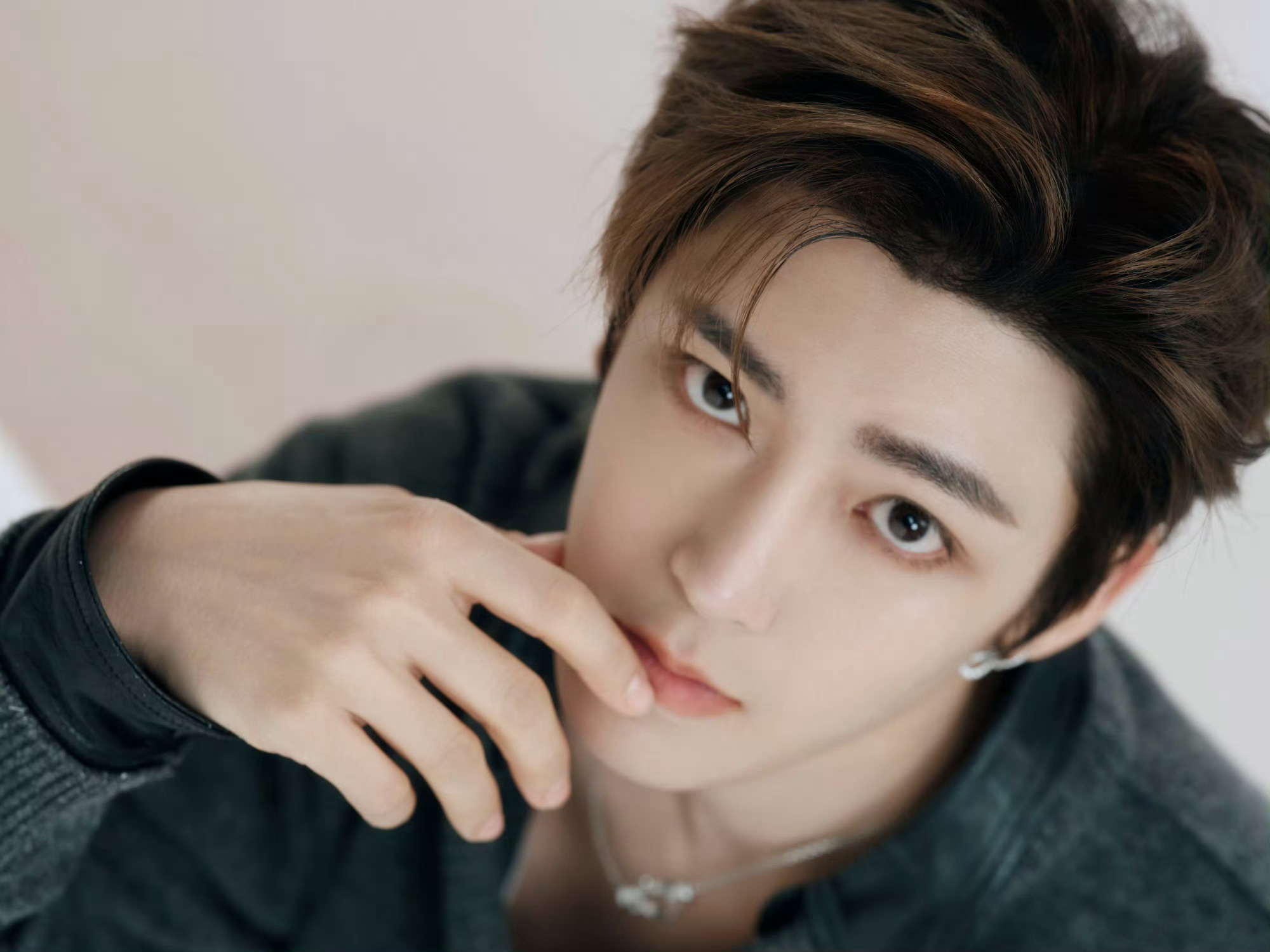 侯明昊方否认和孔雪儿恋情 刚有点风声工作室立刻就澄清了，辟谣速度这么快态度很明显