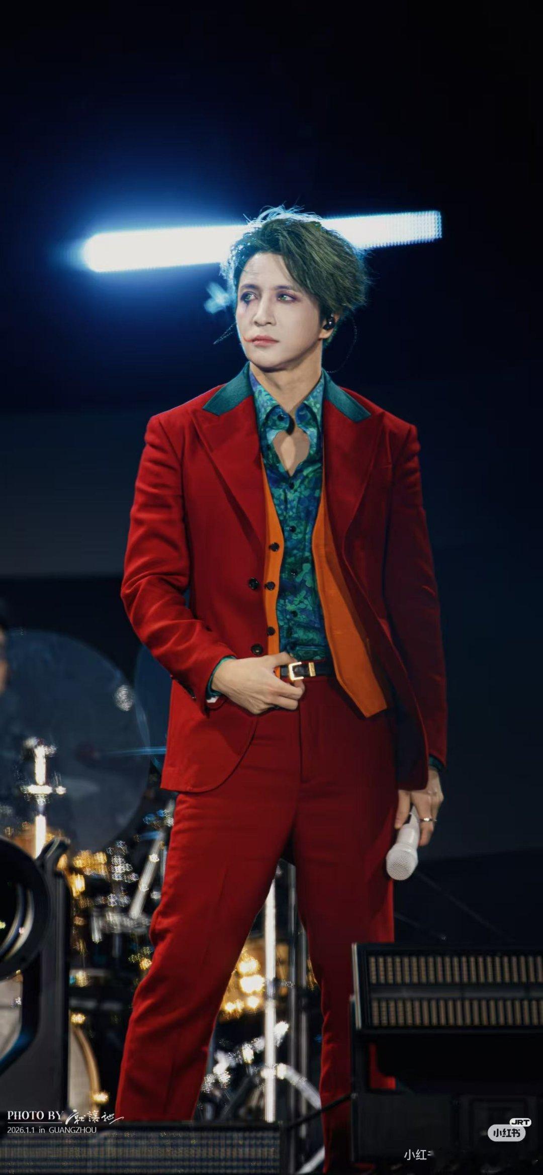 薛之谦四巡官宣长沙站 长沙四月的气温：20度左右；长沙四月的我：唱一首我尖叫一度