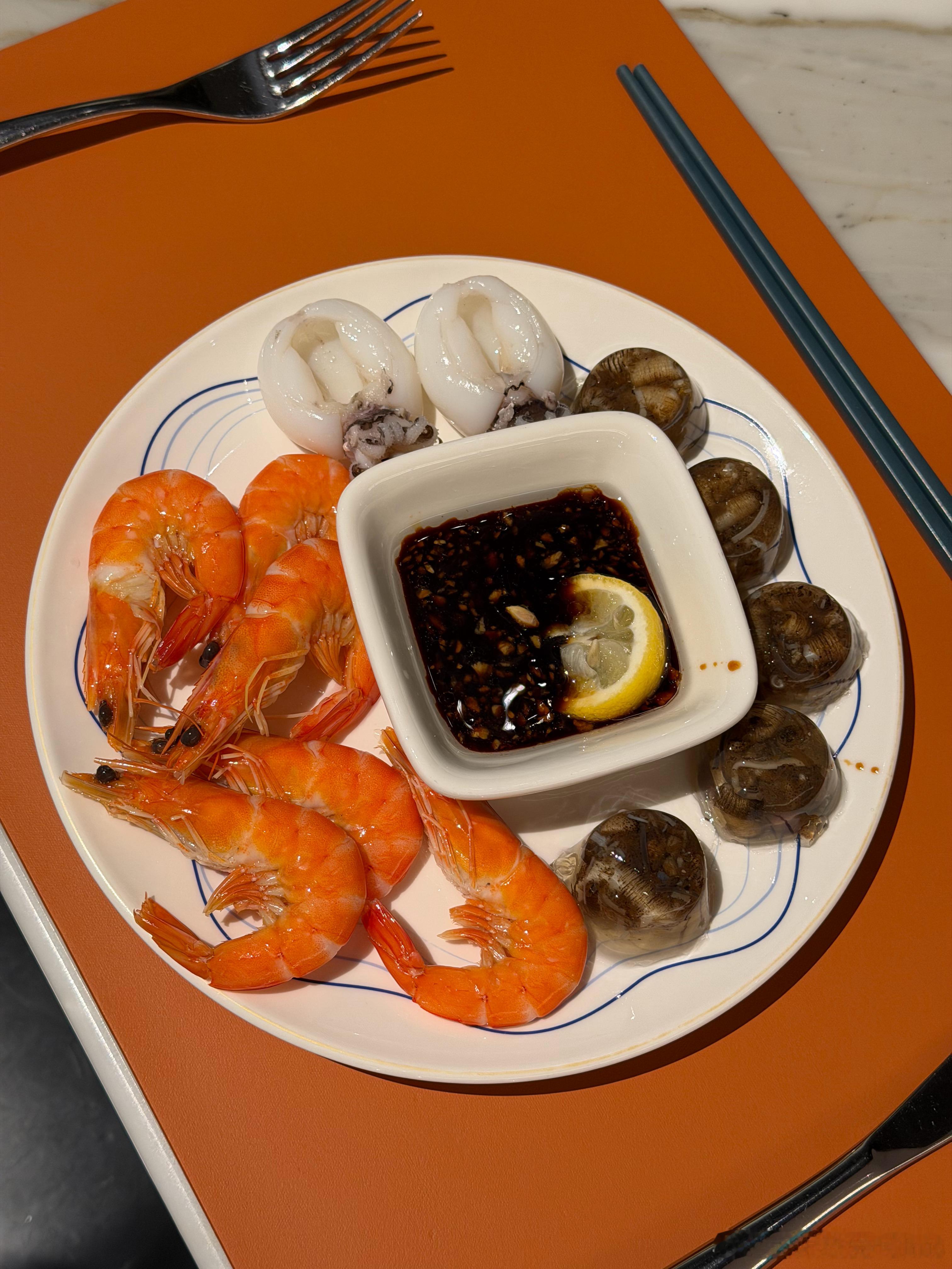 这个东西叫土笋冻第一次吃的话你可以吃完再去研究它是啥做的总之比较高蛋白 既然在厦