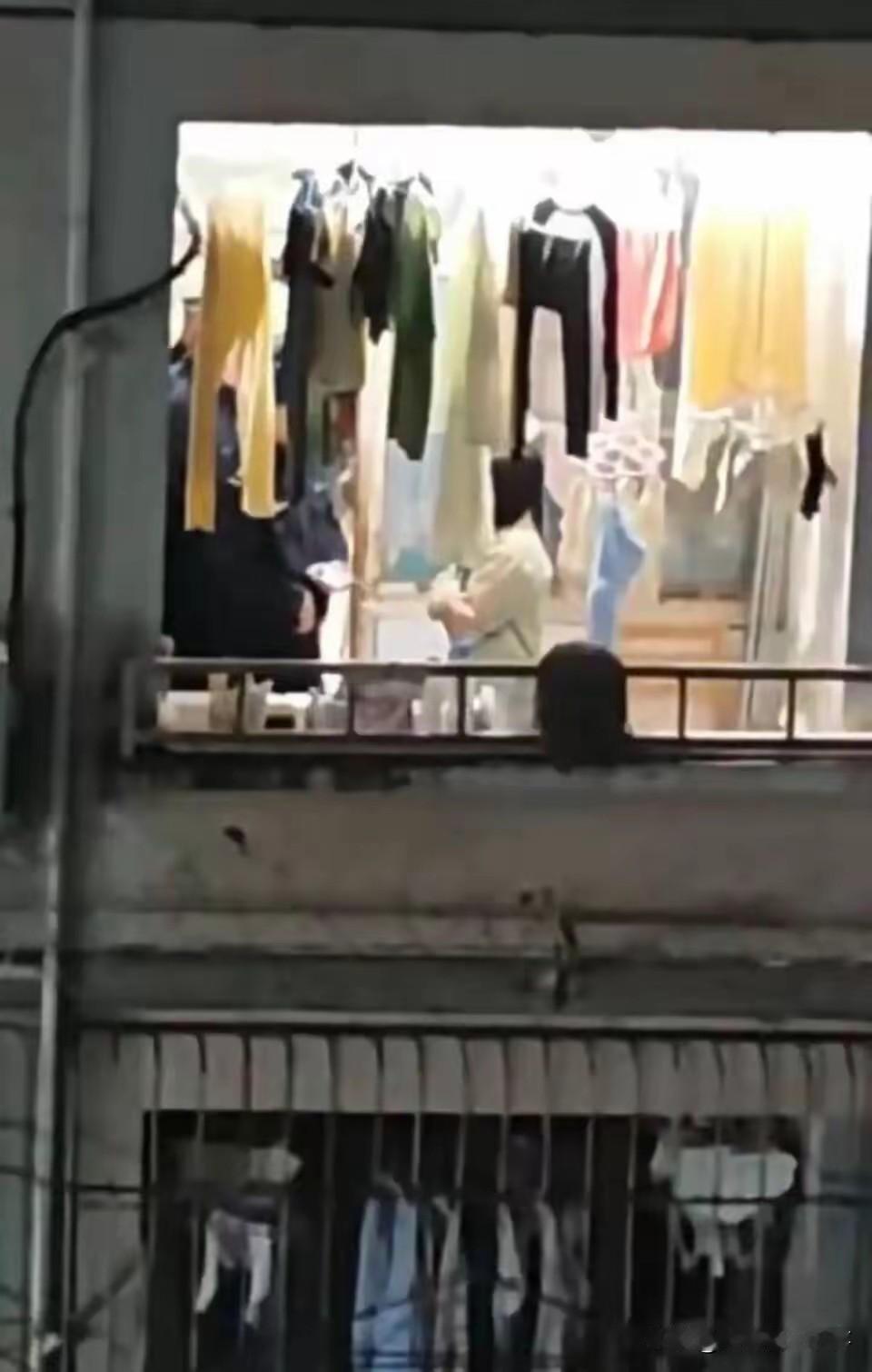 25号凌晨，三峡大学南苑有个女寝出事了。一名留学生居然爬窗户闯了进去，先是摸女生