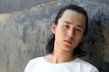 这下全网都炸了！谁能想到《繁花》背后，藏着古二这么一段让人揪心的付出！

揣着对