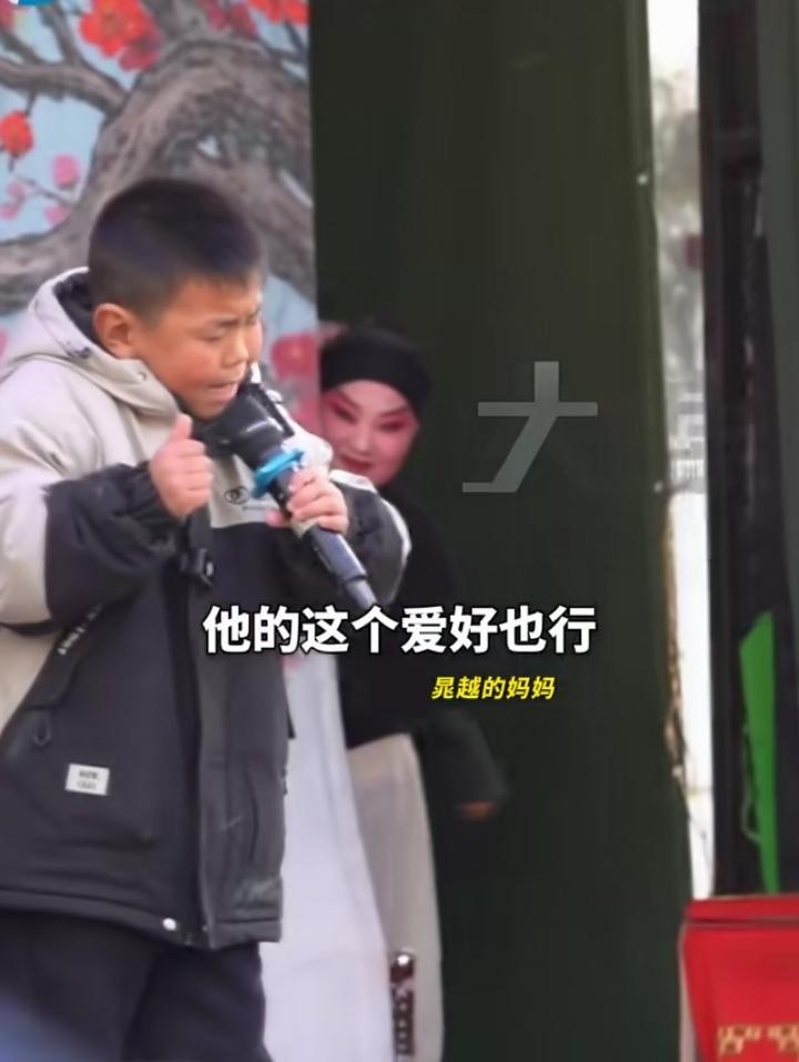 12月9日河南漯河8岁的小戏迷晁越！他唱戏真的唱的忒好了，那小表情非常有模有样，