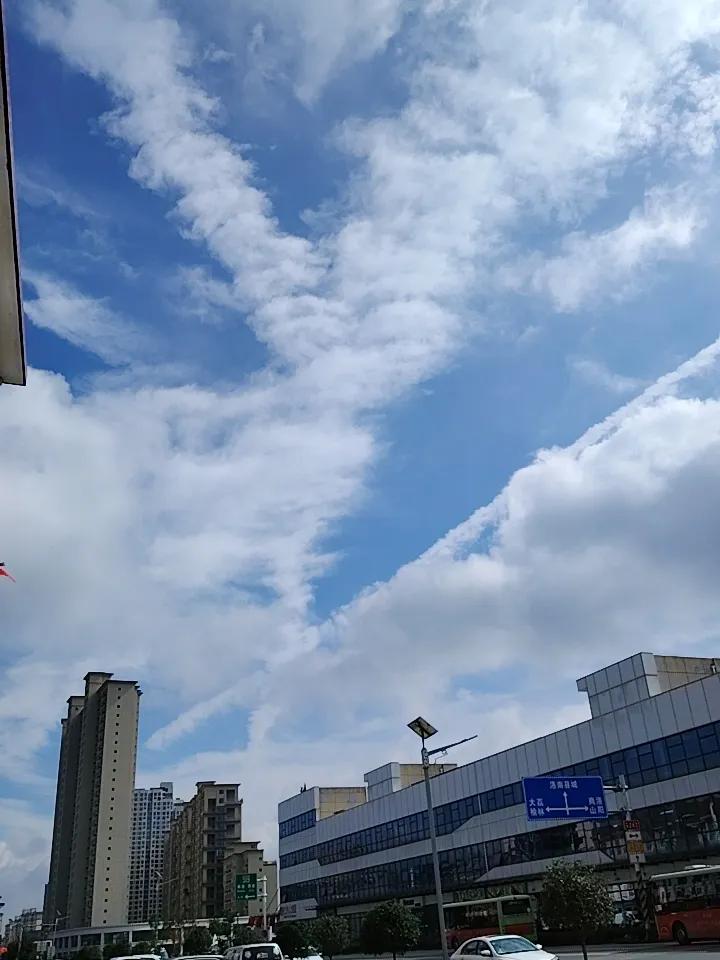 又是同款妈妈，正在崩溃中。
昨晚散步路过这栋楼，
楼上传下一位妈妈歇斯底里的喊叫