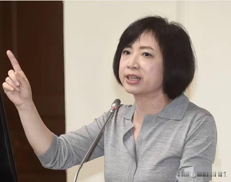 赖清德昨天推明年每人普发现金每人1万元。民进党立委、台中市长参选人何欣纯今（18