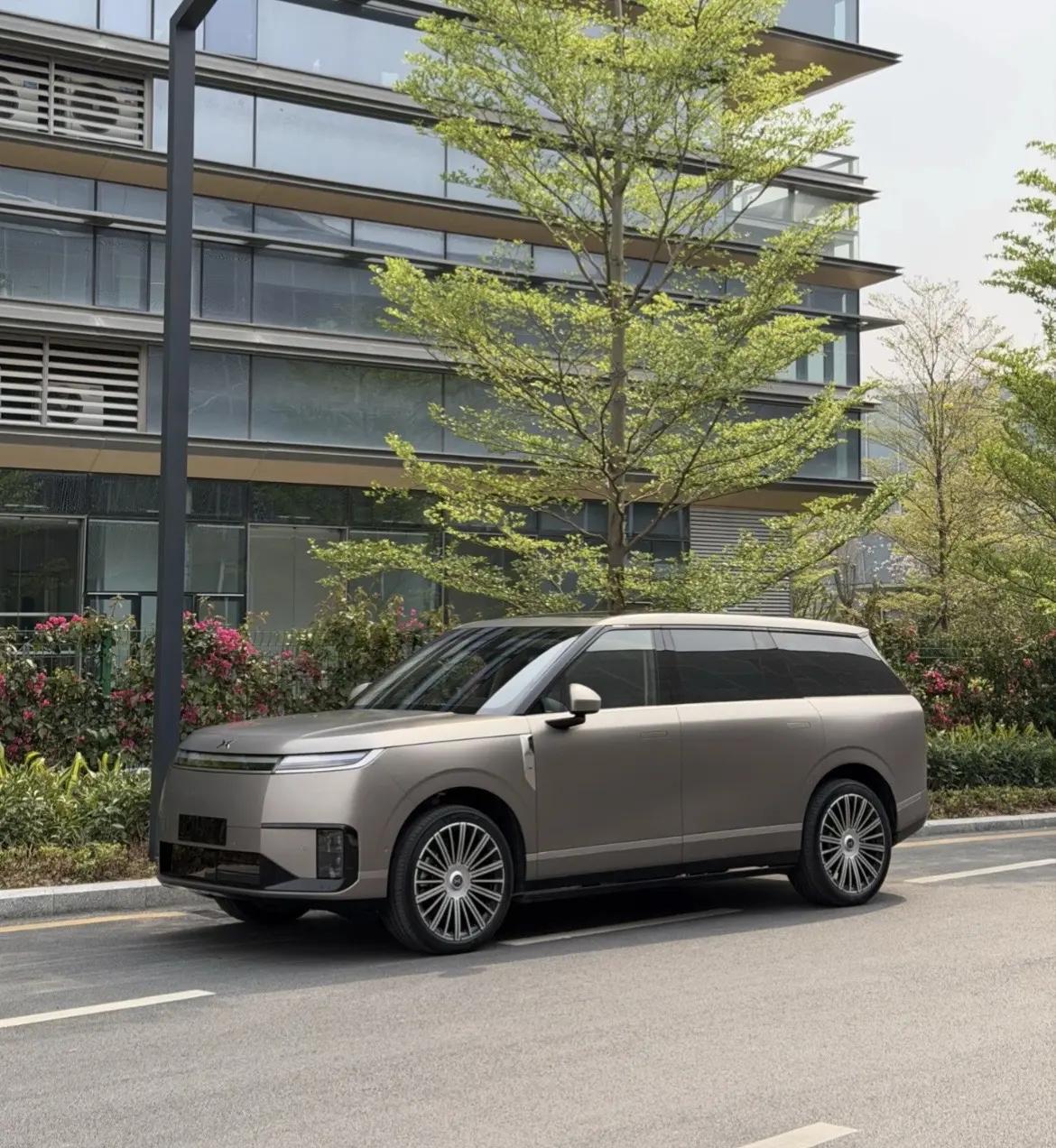 外观这块，整体造型走的是硬朗风格，车身线条很利落，看着就有力量感，前脸和尾部的设