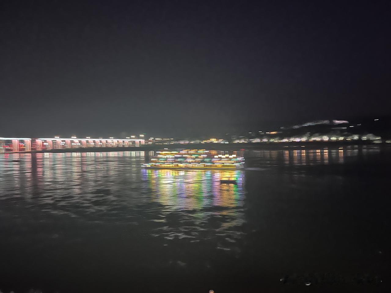 秋日生活打卡季秋夜江边，风已带凉。对岸灯火如珠串，游船载着彩光缓缓划过，把一江秋
