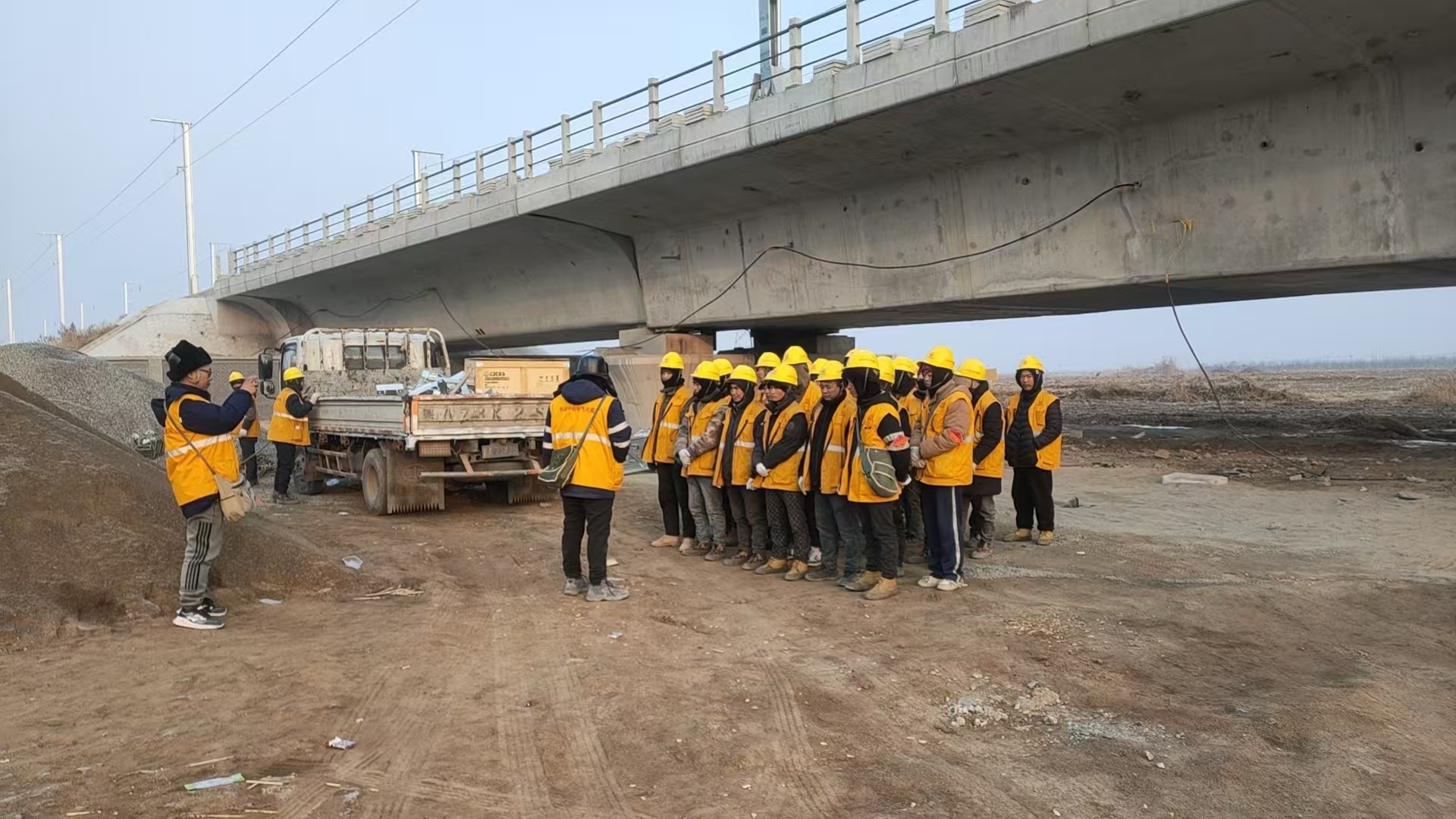 春运第1天流动量预计超1.8亿人次 老板又带着小姨子去三亚过冬了，等明年3月份开