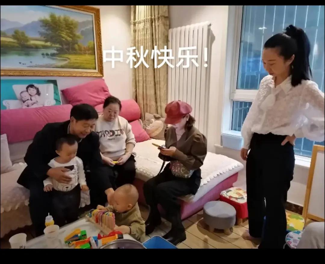 昨天中秋节，团圆日，思亲念亲日。
老郭晒出之前的照片，这应该是刚认亲时过八月十五
