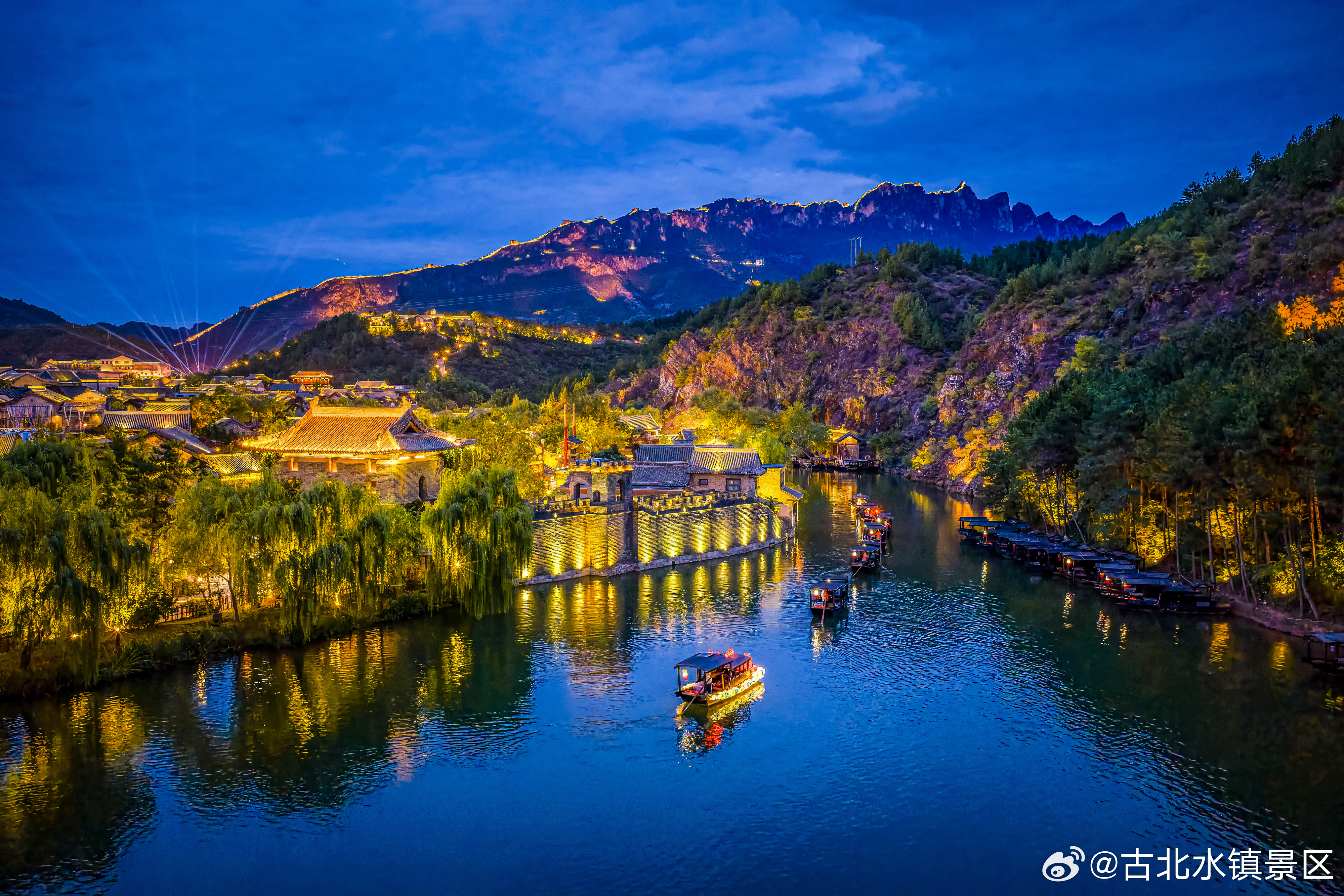 今天走了很多路，也看了很多景。现在，把身体交给软绵绵的床，把心事交给水镇的月亮。
