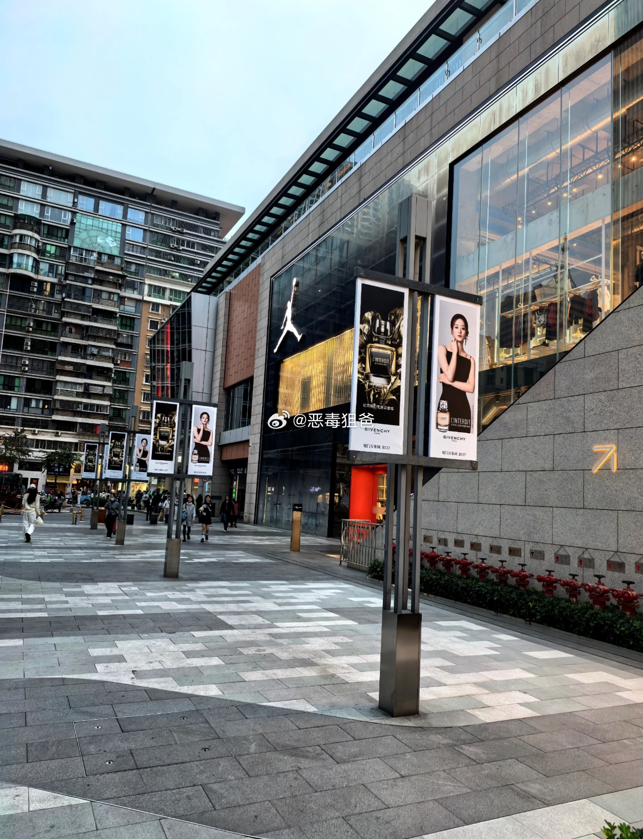 赵丽颖厦门万象城西区广场纪梵希香水地广顶奢品牌好爱赵丽颖 支持纪梵希全球铺满五金