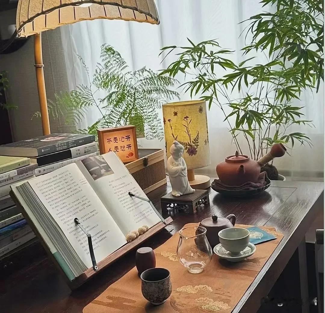与吃货同行！[笑哭]

这次东北之行的高铁上，我遇到了一位吃货邻座。

刚上车，