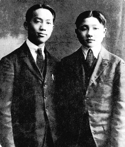 图为1921年3月，邓小平和邓绍圣在法国合影。 1920年10月21日...