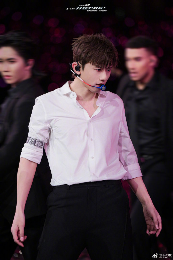 张杰演唱会每一场都有新惊喜鸟巢舞台星光璀璨，张杰游刃有余hold住全场，惊喜接连